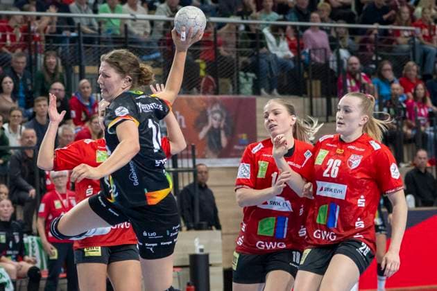 Handball Bundesliga Women, Season 2025 2026 SV Union Halle Neustadt vs VfL Oldenburg Halle, Germany 01 October 2025 In the picture from left Marie Steffen Oldenburg , Viktoria Marksteiner Halle and Cara Reuthal Halle Halle Saale SWH Arena Sachsen Anhalt Germany