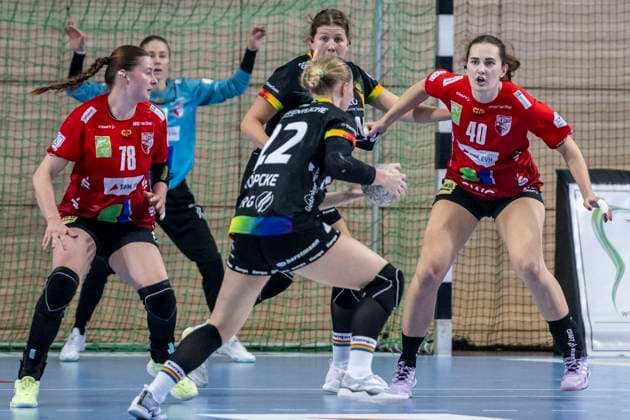 Handball Bundesliga Women, Season 2025 2026 SV Union Halle Neustadt vs VfL Oldenburg Halle, Germany 01 October 2025 In the picture from left Lucy Strauchmann Halle , Lotta Röpcke Roepcke Oldenburg , Marie Steffen Oldenburg and Tena Petika Halle Halle Saale SWH Arena Sachsen Anhalt Germany