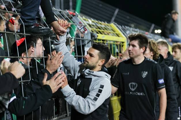 01 10 2025, Football, Men, 9 Matchday 3 League Season 2025 2026 SSV Ulm 1846 FC Schweinfurt 05 From left coach Victor Kleinhenz FC Schweinfurt 05 and Kevin Fery FC Schweinfurt 05, 15 after the final whistle while clapping with the fans at the fence