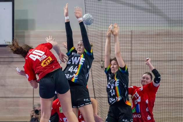 Handball Bundesliga Women, Season 2025 2026 SV Union Halle Neustadt vs VfL Oldenburg Halle, Germany 01 October 2025 In the picture from left Tena Petika Halle , Lisa Marie Fragge Oldenburg , Marie Steffen Oldenburg and Lucy Strauchmann Halle Halle Saale SWH Arena Sachsen Anhalt Germany
