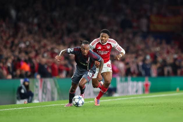 1st October 2025; Emirates Stadium, London, England; Champions League Football, Arsenal versus Olympiakos; Gelson Martins of Olympiacos feels pressure from Myles Lewis-Skelly of Arsenal  HenningxvonxJagow