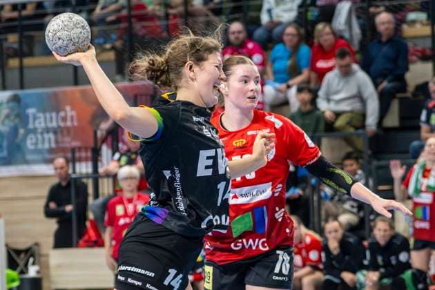 Handball Bundesliga Women, Season 2025 2026 SV Union Halle Neustadt vs VfL Oldenburg Halle, Germany 01 October 2025 In the picture from left Marie Steffen Oldenburg and Lucy Strauchmann Halle Halle Saale SWH Arena Sachsen Anhalt Germany