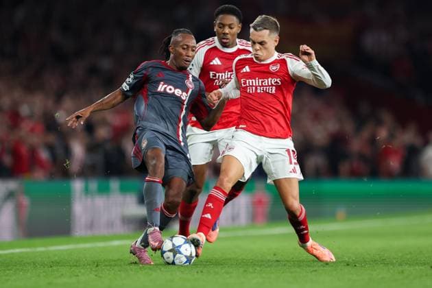 1st October 2025; Emirates Stadium, London, England; Champions League Football, Arsenal versus Olympiakos; Leandro Trossard of Arsenal and Gelson Martins of Olympiacos compete for the ball  HenningxvonxJagow