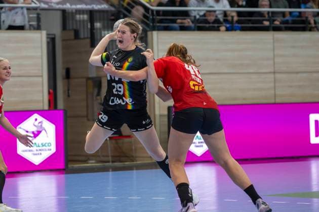 Handball Bundesliga Women, Season 2025 2026 SV Union Halle Neustadt vs VfL Oldenburg Halle, Germany 01 October 2025 In the picture from left Paulina Golla Oldenburg and Tena Petika Halle Halle Saale SWH Arena Sachsen Anhalt Germany