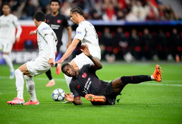 v l MAURO JUNIOR PSV , Armando OBISPO PSV , Christian Kofane Bayer Leverkusen , Fall, Action, Duel, Football Champions League, Matchday 2, Bayer 04 Leverkusen PSV Eindhoven, on 01 10 2025 in Leverkusen Germany UEFA regulations prohibit any use of photographs as image sequences and or quasi video Â