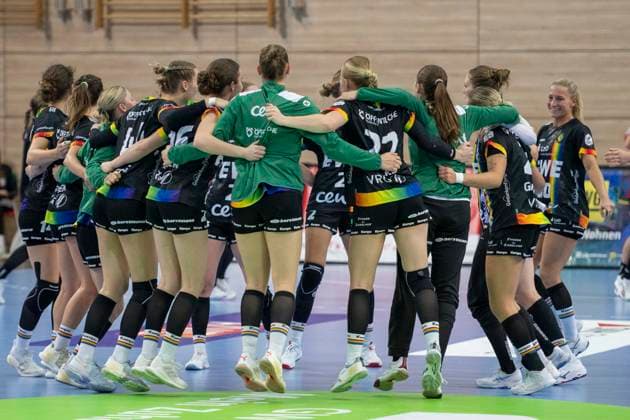 Handball Bundesliga Women, Season 2025 2026 SV Union Halle Neustadt vs VfL Oldenburg Halle, Germany 01 October 2025 In the picture The Oldenburg team cheers after the victory over Halle Halle Saale SWH Arena Sachsen Anhalt Germany
