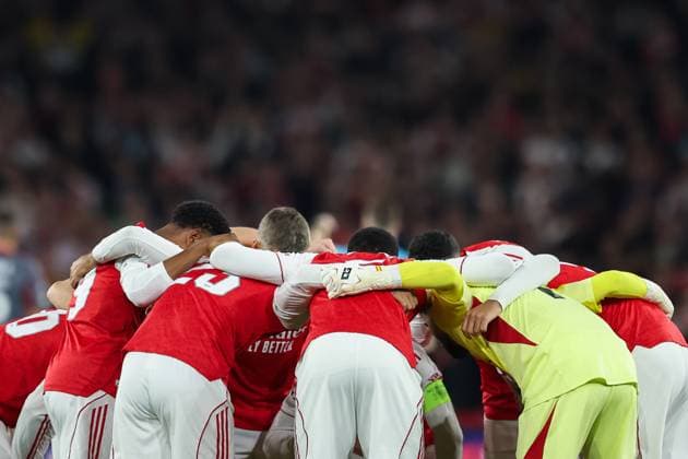 1st October 2025; Emirates Stadium, London, England; Champions League Football, Arsenal versus Olympiakos; Arsenal players form a huddle before kick off  HenningxvonxJagow