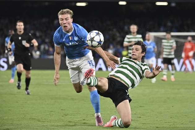 Napoli v Sporting CP - UEFA Champions League NAPLES, ITALY - OCTOBER 1: Rasmus Hojlund of Napoli in action against Eduardo Quaresma (72) of Sporting CP during UEFA Champions League football match between Napoli and Sporting CP at the Diego Armando Maradona Stadium in Naples, Italy on October 1, 2025. Isabella Bonotto Anadolu Naples Italy. Editorial use only. Please get in touch for any other usage.  Copyright: x2025xAnadoluxIsabellaxBonottox