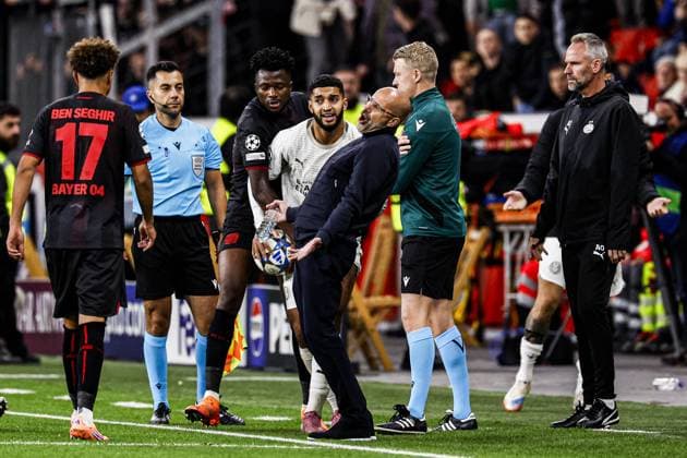 Head Coach Peter Bosz of PSV Eindhoven looks dejected Bayer 04 Leverkusen v PSV Eindhoven, UEFA Champions League 2025 26 League Phase MD2, Bayer 04 Leverkusen v PSV Eindhoven, BayArena, October 1, 2025, Leverkusen, Germany.