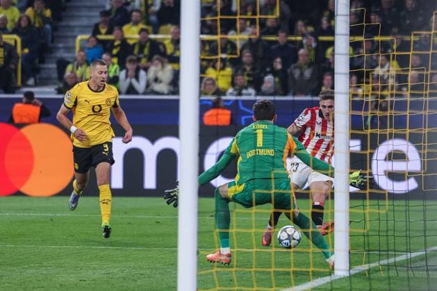 Soccer UEFA Champions League Matchday 2 Borussia Dortmund Athletic Bilbao on 01 10 2025 at Signal Iduna Park in Dortmund Waldemar Anton Dortmund , left Gregor Kobel Dortmund , center Roberto Navarro Bilbao , right xJRx