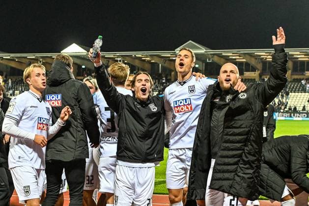 GER, 3 Liga, SSV Ulm 1846 vs 1 FC Schweinfurt 05 01 10 2025, Donaustadion, Ulm, GER, 3 Liga, SSV Ulm 1846 vs 1 FC Schweinfurt 05, in the picture Ulm players are happy after the match, Ben Westermeier SSV Ulm, 8 , Max Julian Brandt SSV Ulm, 23 , Dennis Dressel SSV Ulm, 14 , Marcel Seegert SSV Ulm, 21 , Cheering nordphotoxGmbHx xHafner nph00200