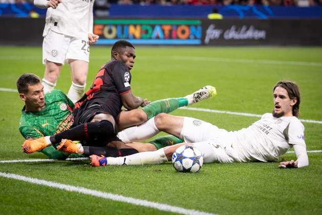 UEFA Champions League, Bayer 04 Leverkusen PSV Eindhoven 01 10 2025 Yarek Gasiorowski PSV Eindhoven, 3 separates Christian Kofane Bayer 04 Leverkusen, 35 fair from the ball UEFA Champions League, Bayer 04 Leverkusen PSV Eindhoven, matchday 2 on 01 10 2025 at BayArena in Leverkusen Copyright: xBEAUTIFULxSPORTS AxelxKohringx