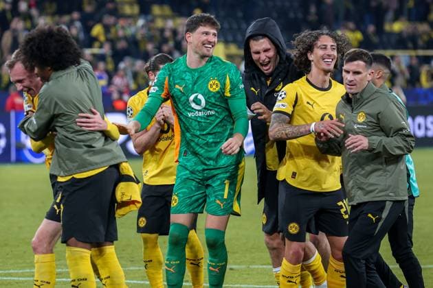 UEFA Champions League Borussia Dortmund Athletic Bilbao at Signal Iduna Park in Dortmund on 01 10 2025 Borussia Dortmund team celebrating victory, here with Maximilian Beier Dortmund 14 , Karim Adeyemi Dortmund 27 , goalkeeper Gregor Kobel Dortmund 1 , Fabio Silva Dortmund 21 , Pascal Gross Dortmund 13 MH