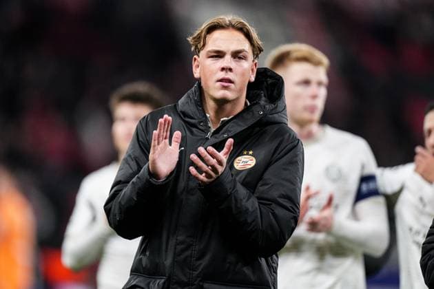 2025-10-01 Bayer 04 Leverkusen v PSV Eindhoven - UEFA Champions League 2025 26 League Phase MD2 LEVERKUSEN, GERMANY - OCTOBER 1: Robin van Duiven of PSV Eindhoven thanks the fans during the UEFA Champions League 2025 26 League Phase MD2 match between Bayer 04 Leverkusen and PSV Eindhoven at BayArena on October 1, 2025 in Leverkusen, Germany. Leverkusen BayArena Germany Content not available for redistribution in The Netherlands directly or indirectly through any third parties. Copyright: xJorisxVerwijstx