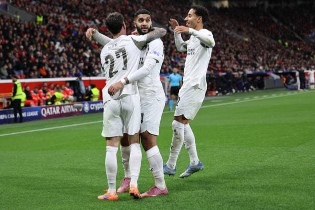 GER, UEFA CL, matchday 2, league phase, Bayer 04 Leverkusen GER vs PSV Eindhoven NED , 01 10 2025, BayArena, Leverkusen, GER, UEFA CL, matchday 2, league phase, Bayer 04 Leverkusen GER vs PSV Eindhoven NED , , pictured 1 1 by Ismael Saibari PSV Endhoven 34 , goal celebration jubilation, with Dennis Man PSV Endhoven 27 , nordphotoxGmbHx xMeuter nph00351