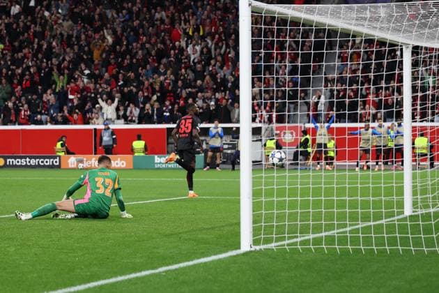 01 10 2025, xrekx, Football UEFA Champions League, Bayer 04 Leverkusen PSV Eindhoven v l Goal celebration after the goal to celebrate the goal celebrate 1 0 by Christian Kofane Bayer 04 Leverkusen Matej Kovar PSV Eindhoven DFL DFB REGULATIONS PROHIBIT ANY USE OF PHOTOGRAPHS as IMAGE SEQUENCES and or QUASI VIDEO Leverkusen