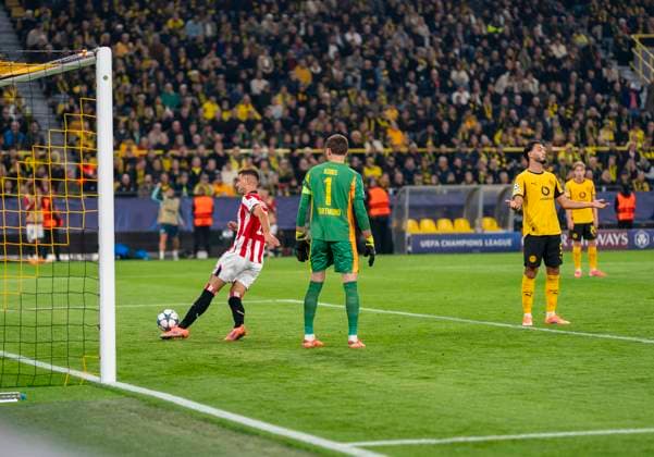 Gorka Guruzeta Athletic Bilbao, 11 retrieves the ball after his goal Gregor KOBEL Borussia Dortmund, 1 disappointed 01 10 2025, Borussia Dortmund Athletic Bilbao, Football, UEFA Champions League MD2, Season 2025 2026 DFL regulations prohibit any use of photographs as image sequences and or quasi video Copyright: HMBxMedia xMarcoxBader
