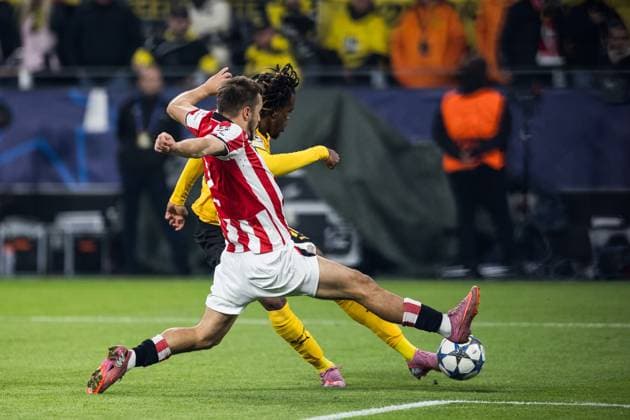 UEFA Champions League, Borussia Dortmund Athletic Club Bilbao 01 10 2025 Carney Chukwuemeka Borussia Dortmund, 17 scores the 2 0, goal, against Andoni Gorosabel Athletic Club Bilbao, 2 UEFA Champions League, Borussia Dortmund Athletic Club Bilbao, Dortmund, SIGNAL IDUNA PARK on 01 10 2025 Copyright: xBEAUTIFULxSPORTS Wunderlx