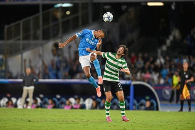 Juan Jesus of SSC Napoli under pressure from Trincao of Sporting CL during the match of Uefa Champions League between S.S.C. Napoli and Sporting CL at the Maradona Stadium on Oct 1, 2025 in Naples, Italy. during SSC Napoli vs Sporting CP, UEFA Champions League football match in Naples, Italy, October 01 2025  Copyright: xRobertoxRamaccia IPAxSportx xipa-agency.netx xx IPA_66021897 IPA_Agency_IPA66021897