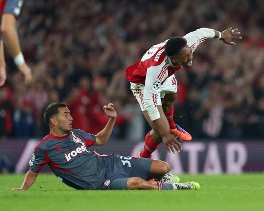 London, England, October 01 2025: Myles Lewis-Skelly (49 Arsenal) is fouled during the UEFA Champions League game between Arsenal and Olympiacos at Emirates Stadium in London, England. (Photo by Jay Patel Sports Press Photo SPP) Copyright: xJayxPatel SportsxPressxPhoto SPPx Sportspressphoto_SPR35850