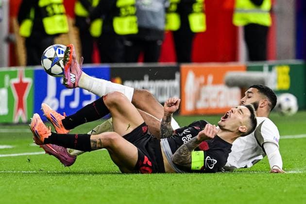 LEVERKUSEN - (l-r) Alejandro Grimaldo of Bayer 04 Leverkusen, Ismael Saibari of PSV Eindhoven during the UEFA Champions League match between Bayer Leverkusen and PSV Eindhoven at the BayArena stadium on October 1, 2025, in Leverkusen, Germany. ANP OLAF KRAAK xVIxANPxSportx xxANPxIVx 538075809 originalFilename: 538075809.jpg