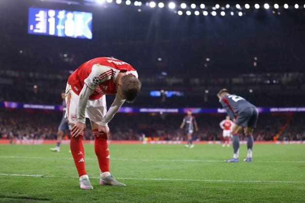 Arsenal gegen Olympiacos 01. Oktober 2025, London UEFA Champions League Arsenal gegen Olympiacos Martin Odegaard von Arsenal holt Luft Foto Jacques Feeney Abseits London UK  Copyright: xJacquesxFeeneyx xOffsidexOffside