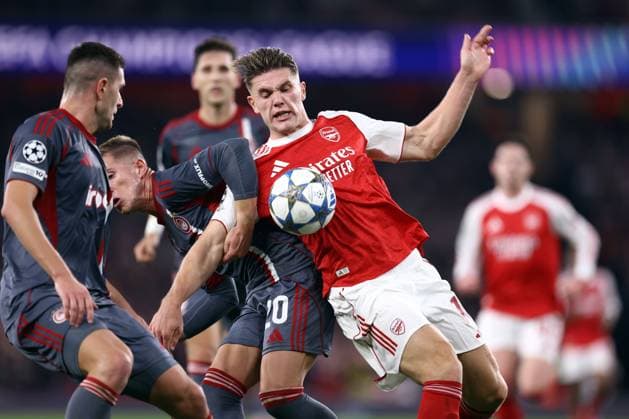 Arsenal gegen Olympiacos 01. Oktober 2025, London UEFA Champions League Arsenal gegen Olympiacos Costinha von Olympiacos und Viktor Gyokeres von Arsenal Foto Jacques Feeney Abseits London UK  Copyright: xJacquesxFeeneyx xOffsidexOffside