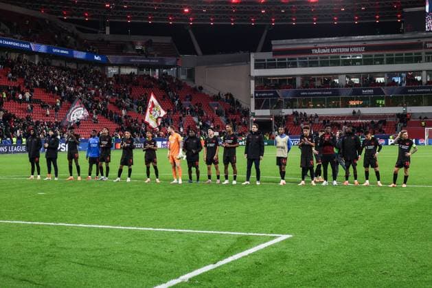 Sport, Football, UEFA Champions League Season 2025 2026 League Phase 2 Matchday Bayer 04 Leverkusen PSV Eindhoven 01 10 2025, BayArena The players of Bayer 04 Leverkusen after the match with the fans Leverkusen BayArena North Rhine-Westphalia Germany