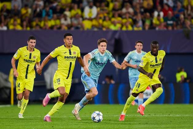 Villarreal CF v Juventus - UEFA Champions League 2025 26 League Phase MD2 VILLARREAL, SPAIN - OCTOBER 01: Santiago Mourino of Villarreal CF competes for the ball with Kenan YÄ±ldÄ±z of Juventus FC during the UEFA Champions League 2025 26 League Phase MD2 match between Villarreal CF and Juventus at Estadio de la Ceramica on October 01, 2025 in Villarreal, Spain. (Photo by Jose Torres Photo Players Images Magara Press) Villarreal Estadio de la Ceramica Spain Copyright: xJosexTorresx
