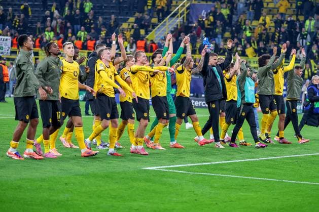 01 10 2025, Football, UEFA Champions League, Borussia Dortmund Athletic Club Bilbao, BVB Stadion, Matchday 2, Season 2025 2026 Final celebration after BVBs 4 1 win against Bilbao The team celebrates the victory in front of the fans Regulations prohibit any use of photographs as image sequences and or quasi video North Rhine-Westphalia Germany