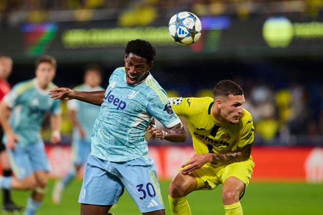 Villarreal CF v Juventus - UEFA Champions League 2025 26 League Phase MD2 VILLARREAL, SPAIN - OCTOBER 01: Jonathan David of Juventus FC competes for the ball with Rafa Marin of Villarreal CF during the UEFA Champions League 2025 26 League Phase MD2 match between Villarreal CF and Juventus at Estadio de la Ceramica on October 01, 2025 in Villarreal, Spain. (Photo by Jose Torres Photo Players Images Magara Press) Villarreal Estadio de la Ceramica Spain Copyright: xJosexTorresx