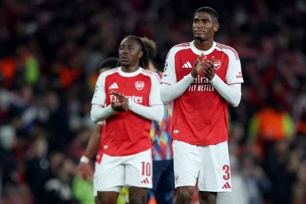 Arsenal FC v Olympiacos FC - UEFA Champions League 2025 26 League Phase MD2 Eberechi Eze and Cristhian Mosquera of Arsenal applaud the fans after winning the UEFA Champions League 2025 26 League Phase MD2 match between Arsenal FC and Olympiacos FC at Arsenal Stadium on October 1, 2025 in London, England. London Arsenal Stadium England United Kingdom Copyright: xNigelxFrench Sportsphoto APLx 14136703
