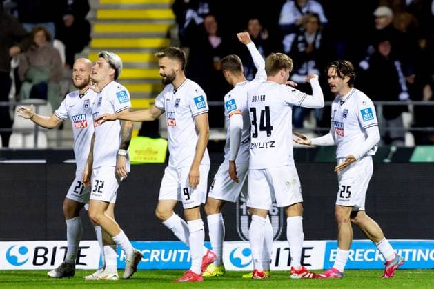 Football, Season 2025 2026, 3 Liga, Donaustadion Ulm, Matchday 9, SSV Ulm 1846 Football 1 FC Schweinfurt 05, 01 10 2025 01 10 2025, Football, Season 2025 2026, 3 Liga, Donaustadion Ulm, Matchday 9, SSV Ulm 1846 Football 1 FC Schweinfurt 05, Goal celebration joy after goal Goal shot to 3 1 by 25 Elias Löder SSV Ulm 1846 Fußball v l 34 Jan Boller SSV Ulm 1846 Fußball , 25 Elias Löder SSV Ulm 1846 Fußball Foto Lucca Fundel Ulm Donaustadion Baden Württemberg Germany