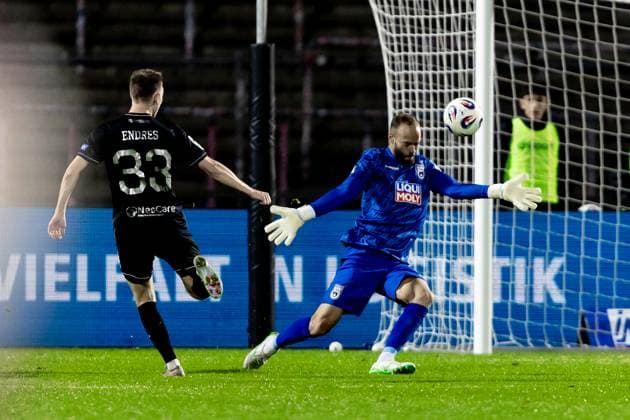 Football, Season 2025 2026, 3 Liga, Donaustadion Ulm, 9 Matchday, SSV Ulm 1846 Football 1 FC Schweinfurt 05, 01 10 2025 01 10 2025, Football, Season 2025 2026, 3 Liga, Donaustadion Ulm, 9 Matchday, SSV Ulm 1846 Football 1 FC Schweinfurt 05, v l 33 Joshua Endres 1 FC Schweinfurt 05 , 39 Christian Ortag SSV Ulm 1846 Football parade holds the ball Photo Lucca Fundel Ulm Donaustadion Baden Württemberg Germany