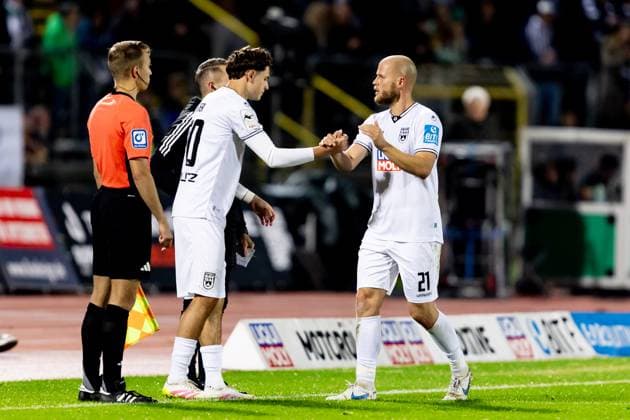 Football, Season 2025 2026, 3 Liga, Donaustadion Ulm, Matchday 9, SSV Ulm 1846 Football 1 FC Schweinfurt 05, 01 10 2025 01 10 2025, Football, Season 2025 2026, 3 Liga, Donaustadion Ulm, Matchday 9, SSV Ulm 1846 Football 1 FC Schweinfurt 05, Substitution Third league debut for U19 player 30 Felix Vater SSV Ulm 1846 Fußball with the pros Change from l U19 player 30 Felix Vater SSV Ulm 1846 Fußball , 21 Marcel Seegert SSV Ulm 1846 Fußball Foto Lucca Fundel Ulm Donaustadion Baden Württemberg Germany