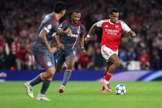 1st October 2025; Emirates Stadium, London, England; Champions League Football, Arsenal versus Olympiakos; Jurrien Timber of Arsenal runs with the ball followed by Ayoub El Kaabi of Olympiacos  HenningxvonxJagow