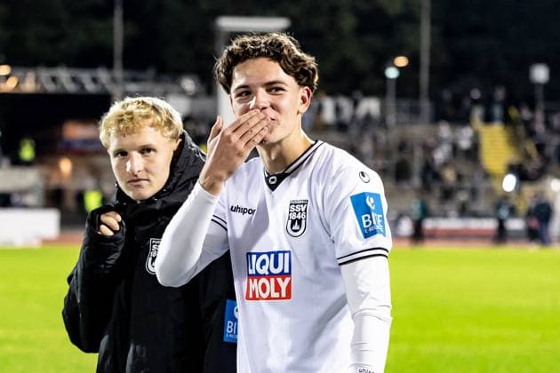 Football, Season 2025 2026, 3 Liga, Donaustadion Ulm, Matchday 9, SSV Ulm 1846 Football 1 FC Schweinfurt 05, 01 10 2025 01 10 2025, Football, Season 2025 2026, 3 Liga, Donaustadion Ulm, Matchday 9, SSV Ulm 1846 Football 1 FC Schweinfurt 05, Cheering Emotions Joy after the 5 1 home victory of the Spatzen U19 players 30 Felix Vater SSV Ulm 1846 Football celebrated his third league debut with the professionals Photo Lucca Fundel Ulm Donaustadion Baden Württemberg Germany