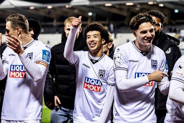 Soccer, Season 2025 2026, 3 Liga, Donaustadion Ulm, 9 Matchday, SSV Ulm 1846 Soccer 1 FC Schweinfurt 05, 01 10 2025 01 10 2025, Soccer, Season 2025 2026, 3 Liga, Donaustadion Ulm, 9 Matchday, SSV Ulm 1846 Soccer 1 FC Schweinfurt 05, Cheering Emotions Joy after the 5 1 home win of the Spatzen U19 players 33 Evan Brown SSV Ulm 1846 Soccer Photo Lucca Fundel Ulm Donaustadion Baden Württemberg Germany