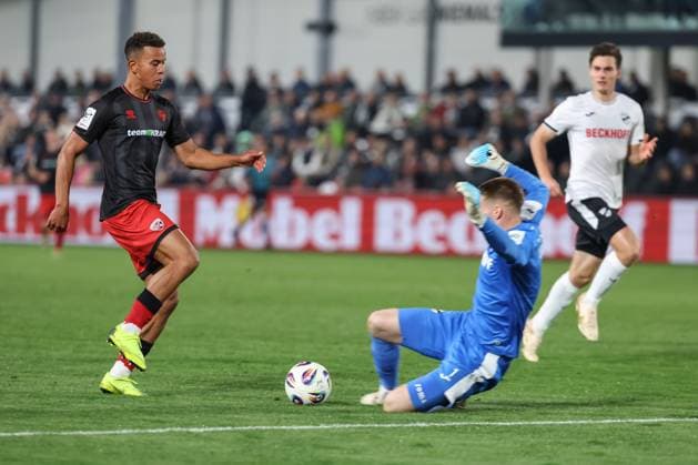 3 Liga SC Verl FC Ingolstadt 04 Goal chance missed Marcel Costly 22, FCI goalkeeper Schulze Philipp 1 Verl 3 Liga FC Ingolstadt 04 Season 2025 2026 SC Verl