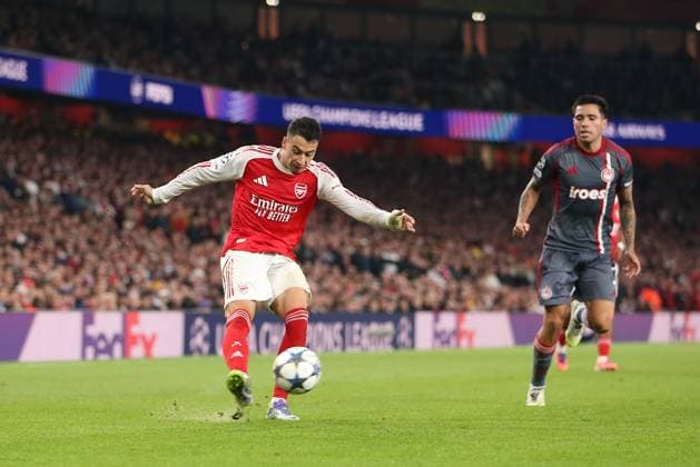Arsenal FC v Olympiacos FC, Champions League Gabriel Martinelli of Arsenal crosses during the Arsenal FC v Olympiacos FC UEFA Champions League Round One Group Stage match at the Arsenal Stadium, London, England, United Kingdom on 1 October 2025 Credit: Katie Chan Every Second Media Editorial use only. All images are copyright Every Second Media Limited. No images may be reproduced without prior permission. Copyright: xIMAGO EveryxSecondxMediax ESM-1605-0108 KatiexChanx xEveryxSecondxMediax