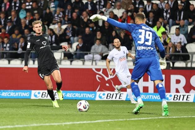 01 10 2025, Football, Men, 9 Matchday 3 League Season 2025 2026 SSV Ulm 1846 FC Schweinfurt 05 From left Jakob Tranziska FC Schweinfurt 05, 17 against goalkeeper Christian Ortag SSV Ulm, 39