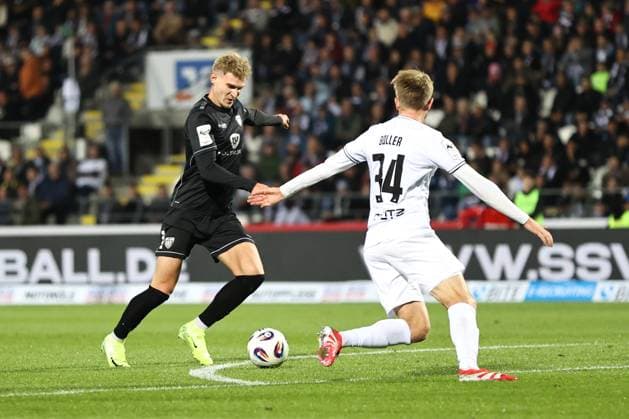 01 10 2025, Football, Men, 9 Matchday 3 League Season 2025 2026 SSV Ulm 1846 FC Schweinfurt 05 From left Jakob Tranziska FC Schweinfurt 05, 17 against Jan Boller SSV Ulm, 34