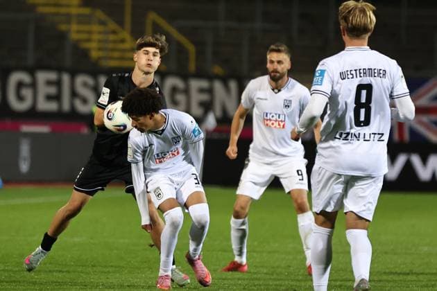 01 10 2025, Football, Men, 9 Matchday 3 League Season 2025 2026 SSV Ulm 1846 FC Schweinfurt 05 From left Lauris Bausenwein FC Schweinfurt 05, 21 against Evan Brown SSV Ulm, 33