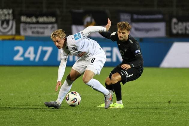 01 10 2025, Football, Men, 9 Matchday 3 League Season 2025 2026 SSV Ulm 1846 FC Schweinfurt 05 From left Ben Westermeier SSV Ulm, 08 against Nico Grimbs FC Schweinfurt 05, 05