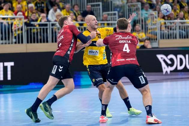 from left Simon Pytlick Flensburg, 2 , Lukas Sandell RNL, 11 , Johannes Golla Flensburg, 4 , duel, duel scene, duel, tackle, tackling, dynamics, action, action, 01 10 2025, Heidelberg Germany , Handball, DHB Pokal, 2 round, Rhein Neckar Löwen SG Flensburg Handewitt xozx