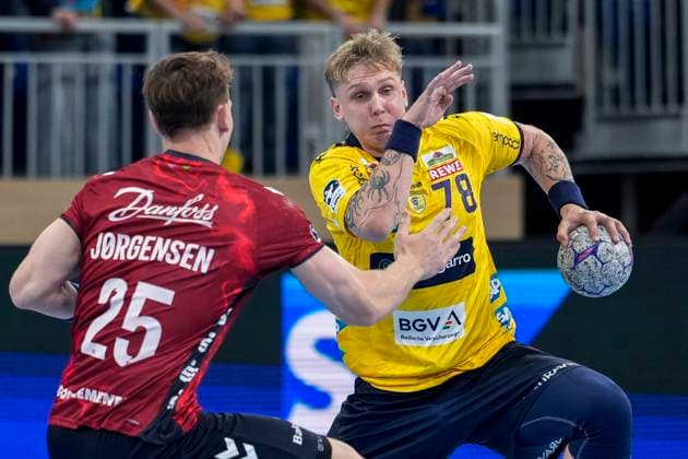 from left Lukas Jörgensen Flensburg, 25 , Edwin Aspenbäck RNL, 78 , duel, duel, tackle, tackling, dynamics, action, action, 01 10 2025, Heidelberg Germany , Handball, DHB Pokal, 2 round, Rhein Neckar Löwen SG Flensburg Handewitt xozx