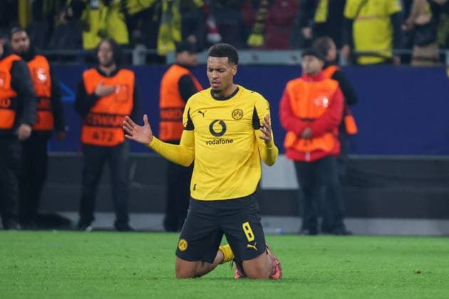 01 10 2025, xfanx, Football UEFA Champions League, Borussia Dortmund Athletic Bilbao v l Felix Nmecha BVB praying on the pitch during the final celebration after the victory against Athletic Bilbao DFL DFB REGULATIONS PROHIBIT ANY USE OF PHOTOGRAPHS as IMAGE SEQUENCES and or QUASI VIDEO Dortmund mfan