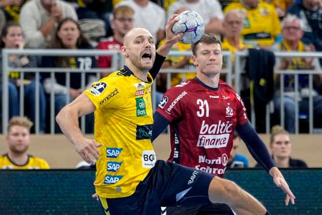 from left Lukas Sandell RNL, 11 , Emil Manfeldt Jakobsen Flensburg, 31 , duel, duel, tackle, tackling, dynamics, action, action, 01 10 2025, Heidelberg Germany , Handball, DHB Pokal, 2 round, Rhein Neckar Löwen SG Flensburg Handewitt xozx