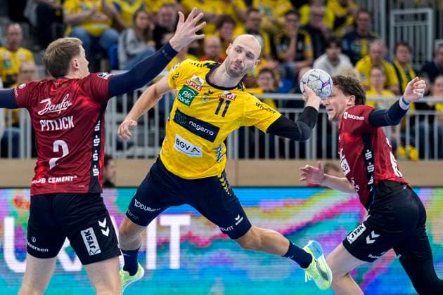 from left Simon Pytlick Flensburg, 2 , Lukas Sandell RNL, 11 , Lasse Möller Flensburg, 64 , duel, duel scene, duel, tackle, tackling, dynamics, action, action, 01 10 2025, Heidelberg Germany , Handball, DHB Pokal, 2 round, Rhein Neckar Löwen SG Flensburg Handewitt xozx
