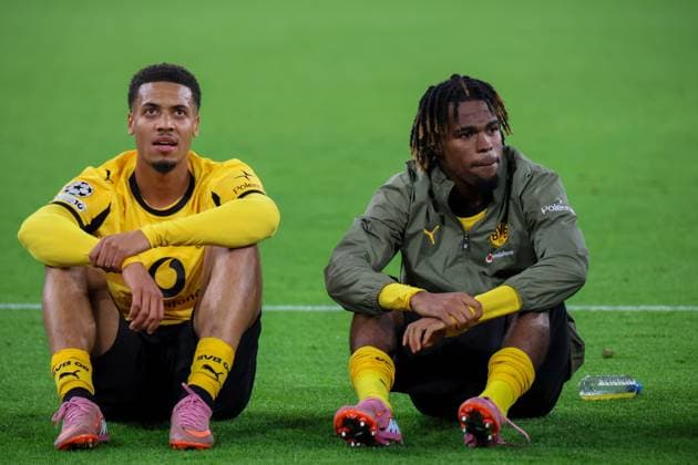 01 10 2025, xfanx, Football UEFA Champions League, Borussia Dortmund Athletic Bilbao v l Felix Nmecha BVB and Carney Chukwuemeka BVB during the final celebration after the victory against Athletic Bilbao DFL DFB REGULATIONS PROHIBIT ANY USE OF PHOTOGRAPHS as IMAGE SEQUENCES and or QUASI VIDEO Dortmund mfan